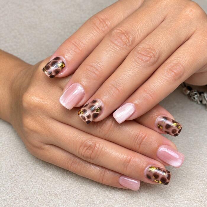Manicura con decoración animal print